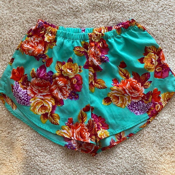 ⚡️⚡️FREE a with a purchase of $25⚡️⚡️ Ambiance Apparel Floral Shorts, SIZE: S - Picture 1 of 3